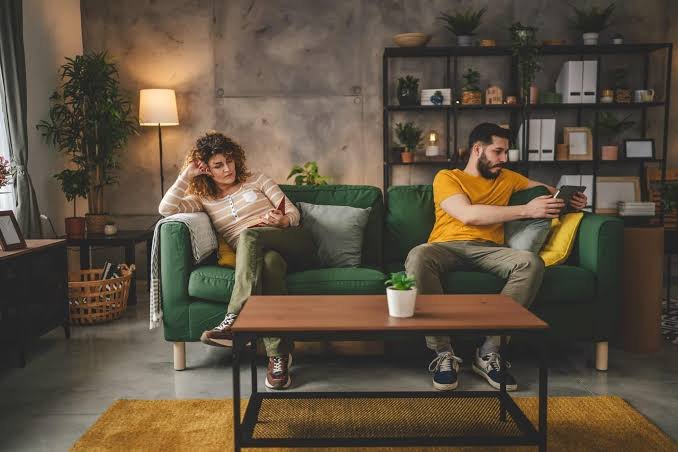 can you legally separate and live in the same house in USA